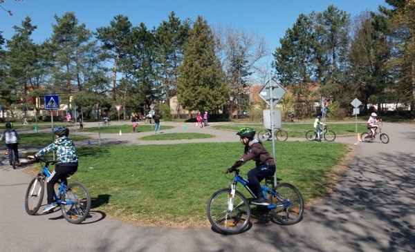 Kolodráha s dopravními značkami - místo, kde naučit děti bezpečné jízdě na koloběžce, kole