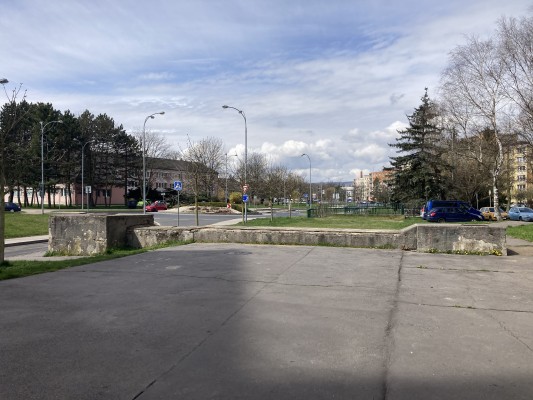 Graffiti na betonových kvádrech a asfaltové ploše v ul. Dukelských hrdinů